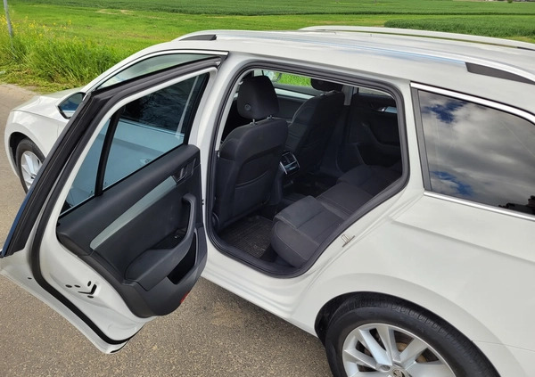 Skoda Superb cena 64900 przebieg: 211880, rok produkcji 2018 z Szczecin małe 301